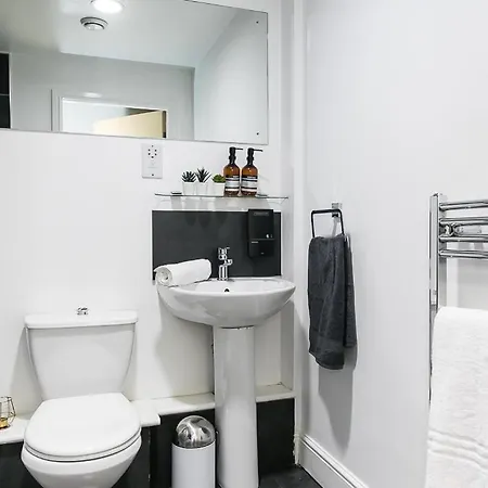 Spacious Modern 1 Bedroom Apartment *