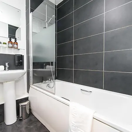 Large 2 Bedroom Sleeps 6 * Manchester