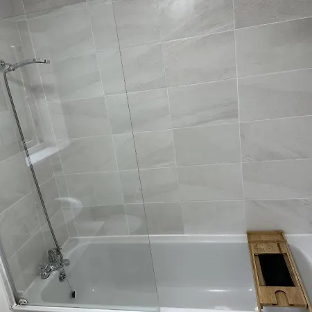 Entire Luxurious 2 Bedroom Apt Free Parking * Manchester