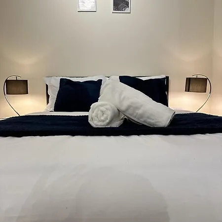 شقة Entire Luxurious 2 Bedroom Apt Free Parking