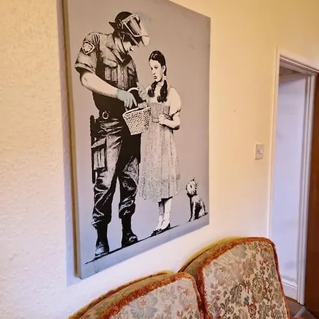 Holiday home Tallis House, Sleeps 5, Near Centre, Free Parking, Long Or Short - By Nmb Manchester