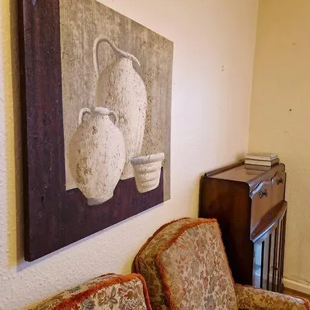 Holiday home Tallis House, Sleeps 5, Near Centre, Free Parking, Long Or Short - By Nmb *