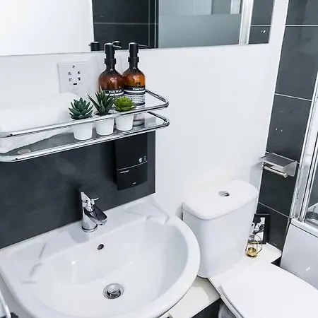アパート Brand New Listing 1 Bed Flat