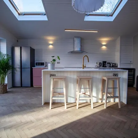 Stunning Newly Renovated House In South