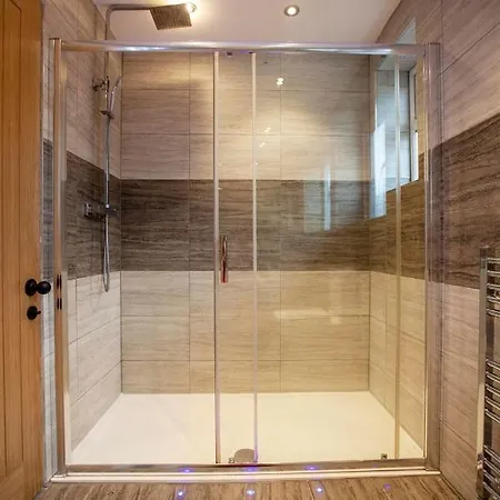 Stunning Newly Renovated House In South Manchester