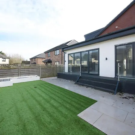 Guestready - Newly Renovated In Detached * Manchester