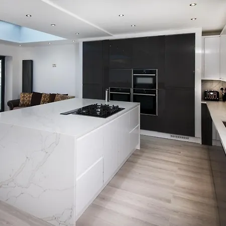 Guestready - Newly Renovated In Detached Manchester