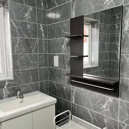 Semesterbostad Entire Captivating 2-bed House In *