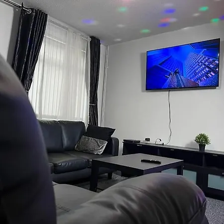 Adorable 2 Bed House Ideal For Family Of Four * Manchester