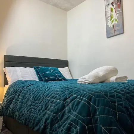 Adorable 2 Bed House Ideal For Family Of Four מנצ'סטר