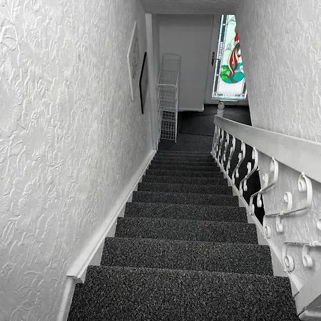 Adorable 2 Bed House Ideal For Family Of Four מנצ'סטר