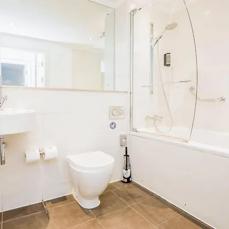 Vibrant 1 Bed In Centre Апартаменты *
