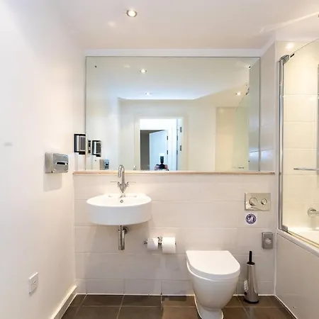Vibrant 1 Bed In Centre *