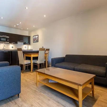 Vibrant 1 Bed In Centre Apartment *
