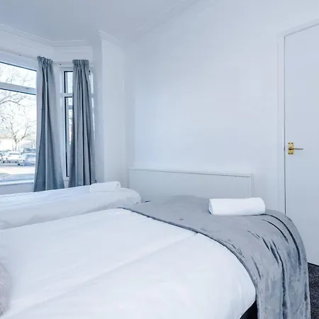 Spacious 4 Bed With Parking Ferienhaus