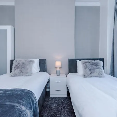 Spacious 4 Bed With Parking Manchester