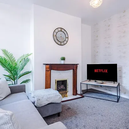 Ferienhaus Spacious 4 Bed With Parking