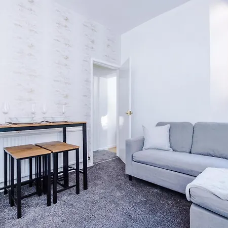 Spacious 4 Bed With Parking Holiday home