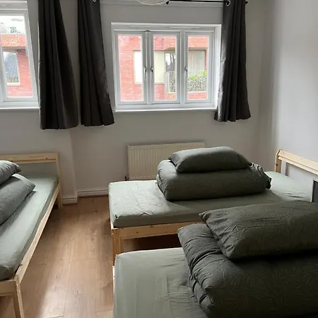 Entire House With Parking * Manchester