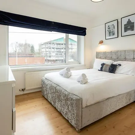 Spacious 3 Bedroom House With Garden In Salford Apartament *