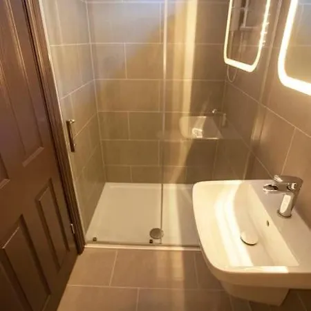 Gorgeous Large House In Quiet Residential Area Manchester