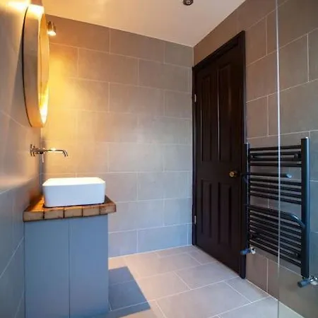 Gorgeous Large House In Quiet Residential Area