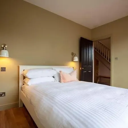 Gorgeous Large House In Quiet Residential Area Manchester