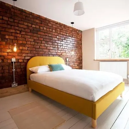 Gorgeous Large House In Quiet Residential Area Holiday home Manchester