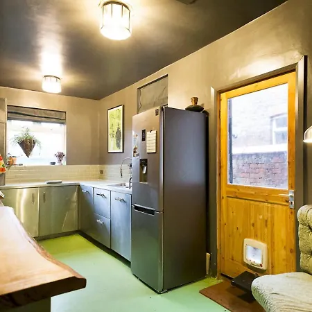 Pass The Keys Quirky 3 Bed Close To Old Trafford Holiday home *