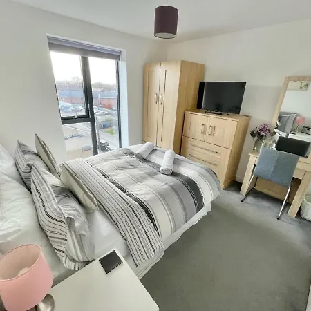 Escape - Private & Bathroom Near Etihad And Coop Arena - Free Secure Parking Homestay *