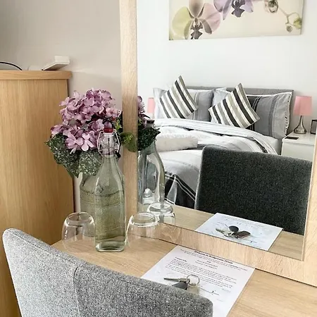 Homestay Escape - Private & Bathroom Near Etihad And Coop Arena - Free Secure Parking