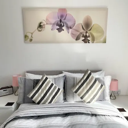Escape - Private & Bathroom Near Etihad And Coop Arena - Free Secure Parking
