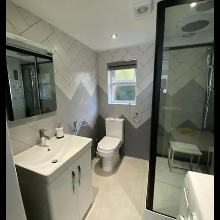 Appt - Sleeps 2 - Free Parking - 5min-metro