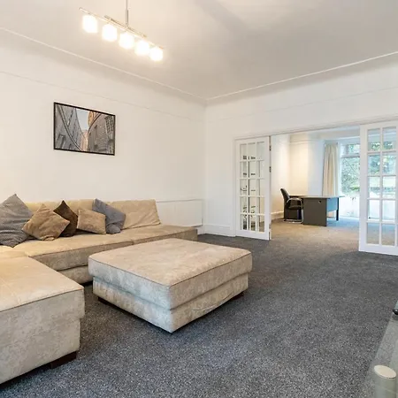 Holiday home Pillo - Spacious 4 Bedroom Detached House Close To Heaton Park *