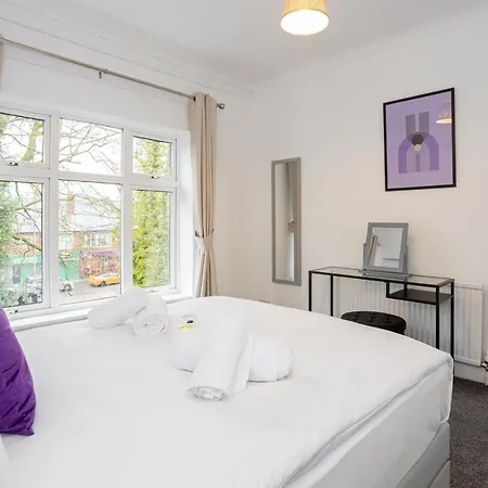Pillo - Spacious 4 Bedroom Detached House Close To Heaton Park *