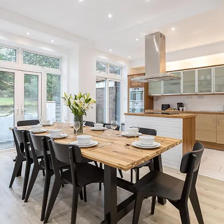 Holiday home Pillo - Spacious 4 Bedroom Detached House Close To Heaton Park