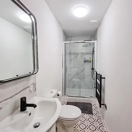 Magnificent 10 Bedroom Shared House - Great Amenities *