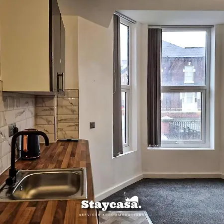 Magnificent 10 Bedroom Shared House - Great Amenities ホームステイ *