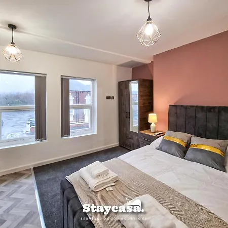 בית אירוח Magnificent 10 Bedroom Shared House - Great Amenities מנצ'סטר