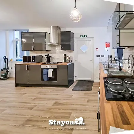 בית אירוח Magnificent 10 Bedroom Shared House - Great Amenities מנצ'סטר