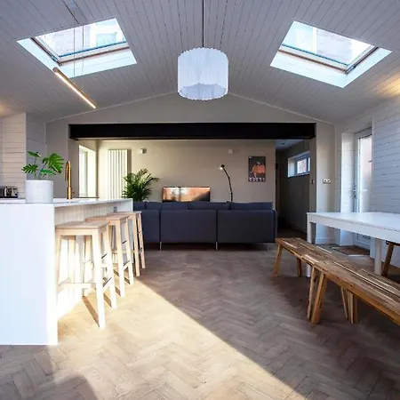 Stunning Newly Renovated House In South Manchester