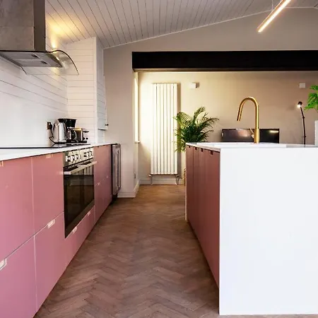 Stunning Newly Renovated House In South *