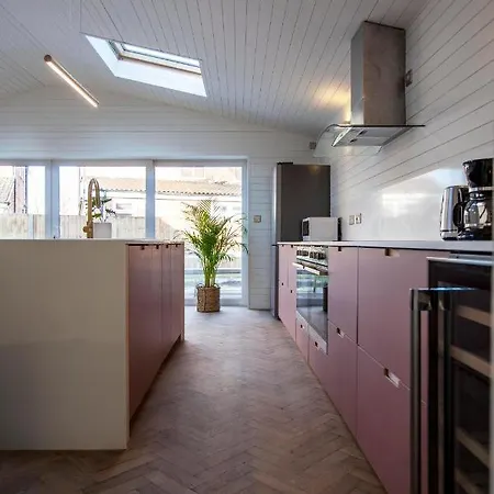 Stunning Newly Renovated House In South