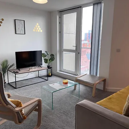 Luxury 2 Bed With Skyline Views.