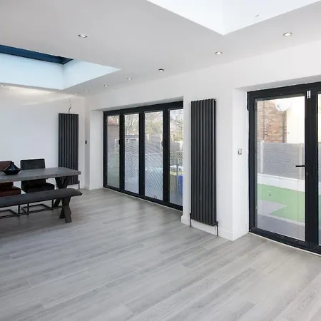 Guestready - Newly Renovated In Detached * Manchester
