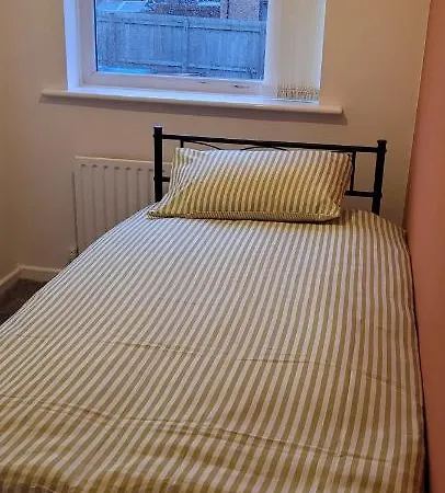 Entire 2 Bedroom House - Holiday home *
