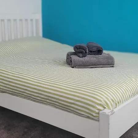 Entire 2 Bedroom House - * Manchester