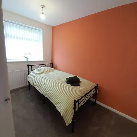 Entire 2 Bedroom House - Holiday home Manchester