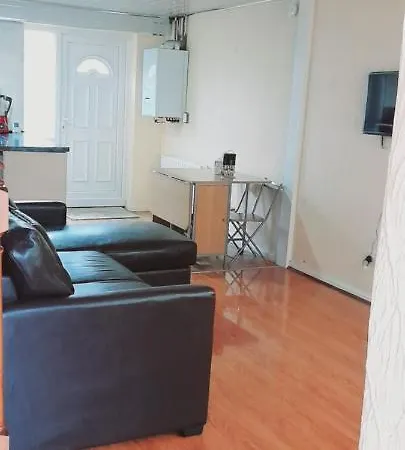 Entire 2 Bedroom House - Holiday home