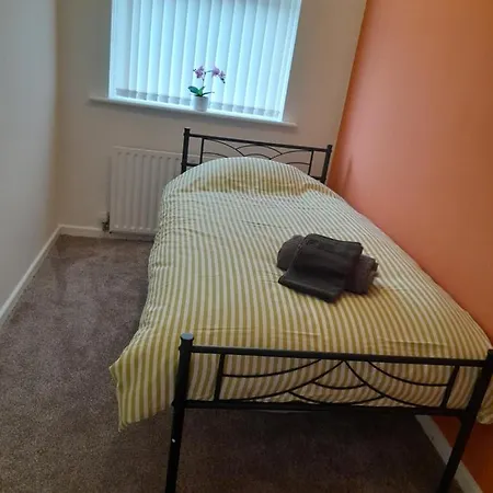 Entire 2 Bedroom House - Holiday home Manchester